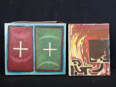 Deux livres sont posés l'un à côté de l'autre sur une surface noire.