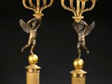 une paire de bougeoirs en bronze, ornés chacun d'un ange
