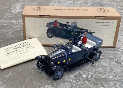 une petite voiture bleue et un livre par terre