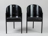 une paire de chaises noires dont les assises sont recouvertes de cuir noir