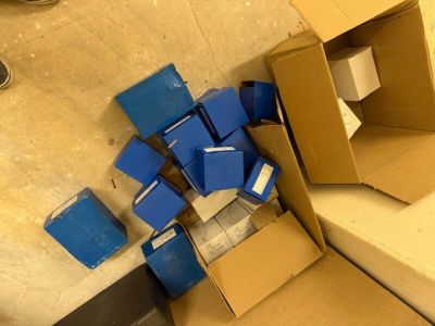 une pile de cartons posée par terre près d'un mur