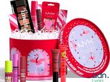 un gros plan sur une boîte de maquillage et de rouges à lèvres sur fond blanc
