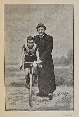 une vieille photo d'un homme et d'une femme à vélo