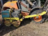 un tracteur qui est à l'arrêt au sol à côté d'un autre tracteur
