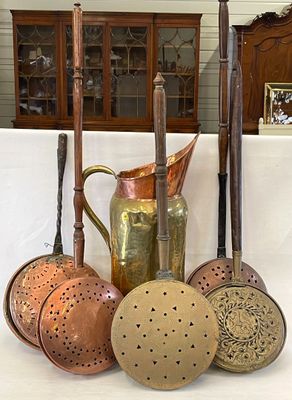 beaucoup d'ustensiles de cuisine anciens sur la table
