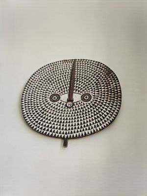 une image représentant une horloge en noir et blanc accrochée au mur