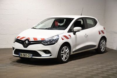 une voiture blanche avec des bandes rouges garée dans un garage