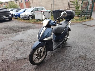 un scooter garé dans un parking