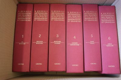 six livres rouges dans une boîte posée sur une surface blanche