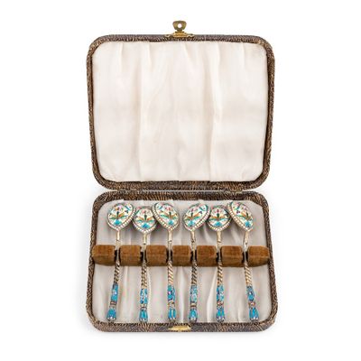 trois cuillères dans un étui orné de perles bleues et doté d'un manche en bois