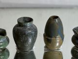 de nombreux vases posés sur une table en verre