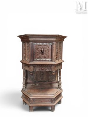 une vieille table en bois surmontée d'un tiroir