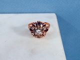 gros plan d'une bague en diamant sur une surface blanche