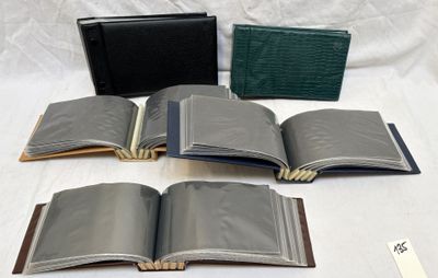 quatre livres posés ensemble sur une table