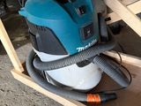 un aspirateur qui traîne sur une étagère dans le garage