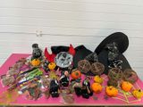 une table rose recouverte de nombreuses décorations d'Halloween