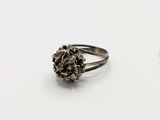 a close up of a silver ring with a flower on it