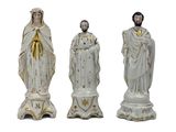 trois figurines représentant Jésus et Marie sur fond blanc