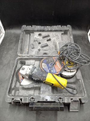l'image d'une boîte à outils contenant des outils