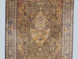 tapis persan ancien avec un motif floral sur fond bleu