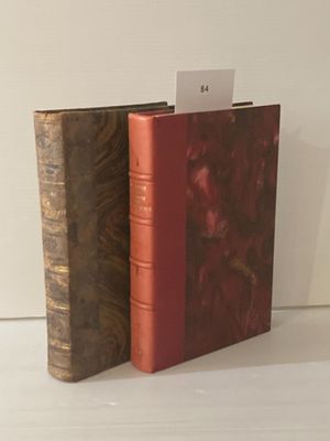 deux livres posés l'un à côté de l'autre sur une table