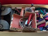 une boîte remplie d'objets assortis posée sur une table