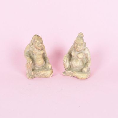 Paire de personnages assis en tailleur, probablement en rési…