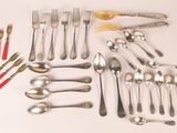 beaucoup de cuillères en argent et rouges sur la table