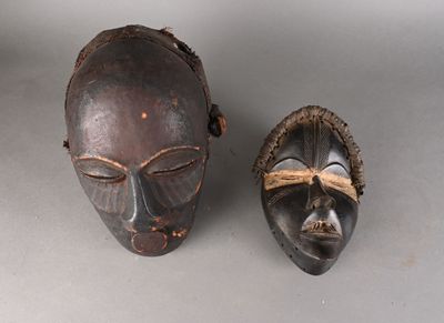 paire de masques africains sculptés dans le bois, avec une corde autour des yeux