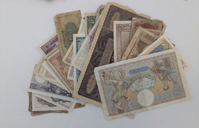 une pile de vieux billets posée sur une table