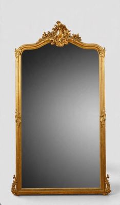 une image représentant un miroir à cadre doré posé sur un mur blanc