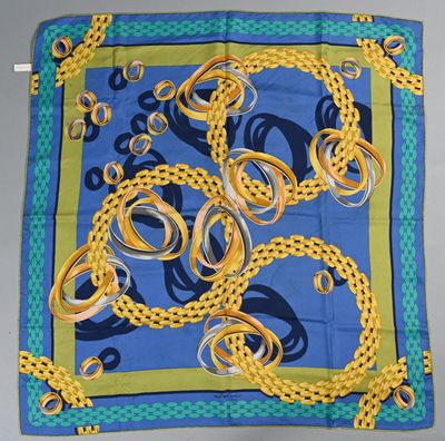 MUST DE CARTIER. Carré en soie imprimée des anneaux Trinity …