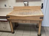 une cuisine avec un évier et un comptoir