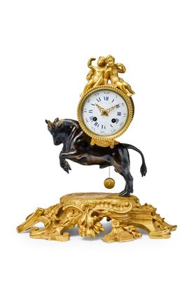 une statue de cheval surmontée d'une horloge