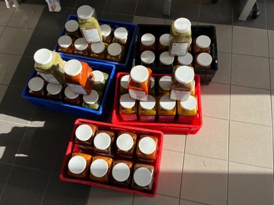 Plusieurs récipients contenant de la nourriture sont empilés les uns sur les autres dans une salle de bains.