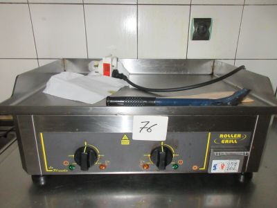 une photo d'un plan de travail en acier inoxydable sur lequel est posée une plaque de cuisson