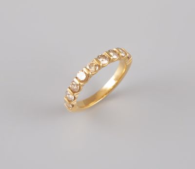 une bague en or jaune sertie de cinq diamants sur fond blanc