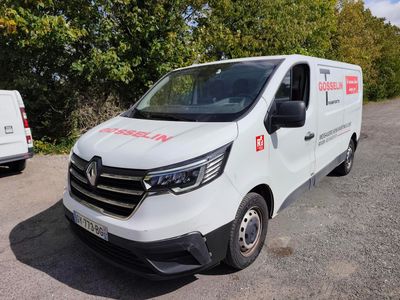 une camionnette blanche garée sur le parking