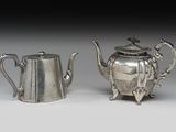 deux théières en métal argenté et une cafetière en métal argenté