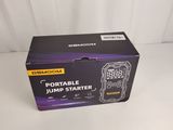 emballage d'un téléphone portable noir et violet posé sur une surface blanche