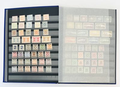 un livre avec beaucoup de timbres