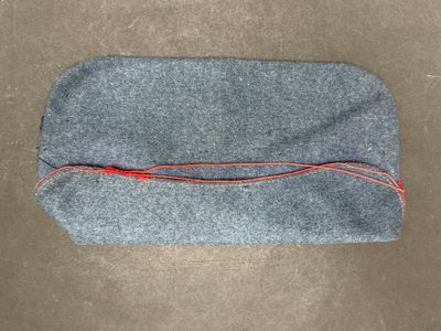 un sac gris avec un cordon rouge