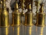 de nombreuses bouteilles en laiton posées sur une table