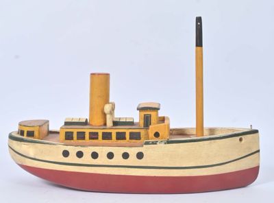 une maquette en bois d'un bateau posée sur une surface blanche