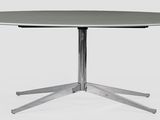une image représentant une table ronde avec un piètement en métal et un plateau en verre