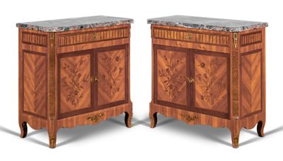 paire de commodes à plateau en marbre de style Louis XVI