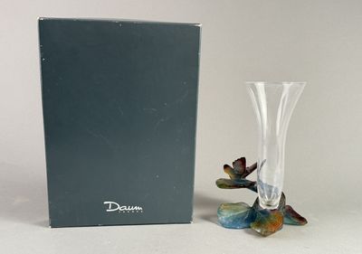 un vase en verre et une boîte posés sur la table