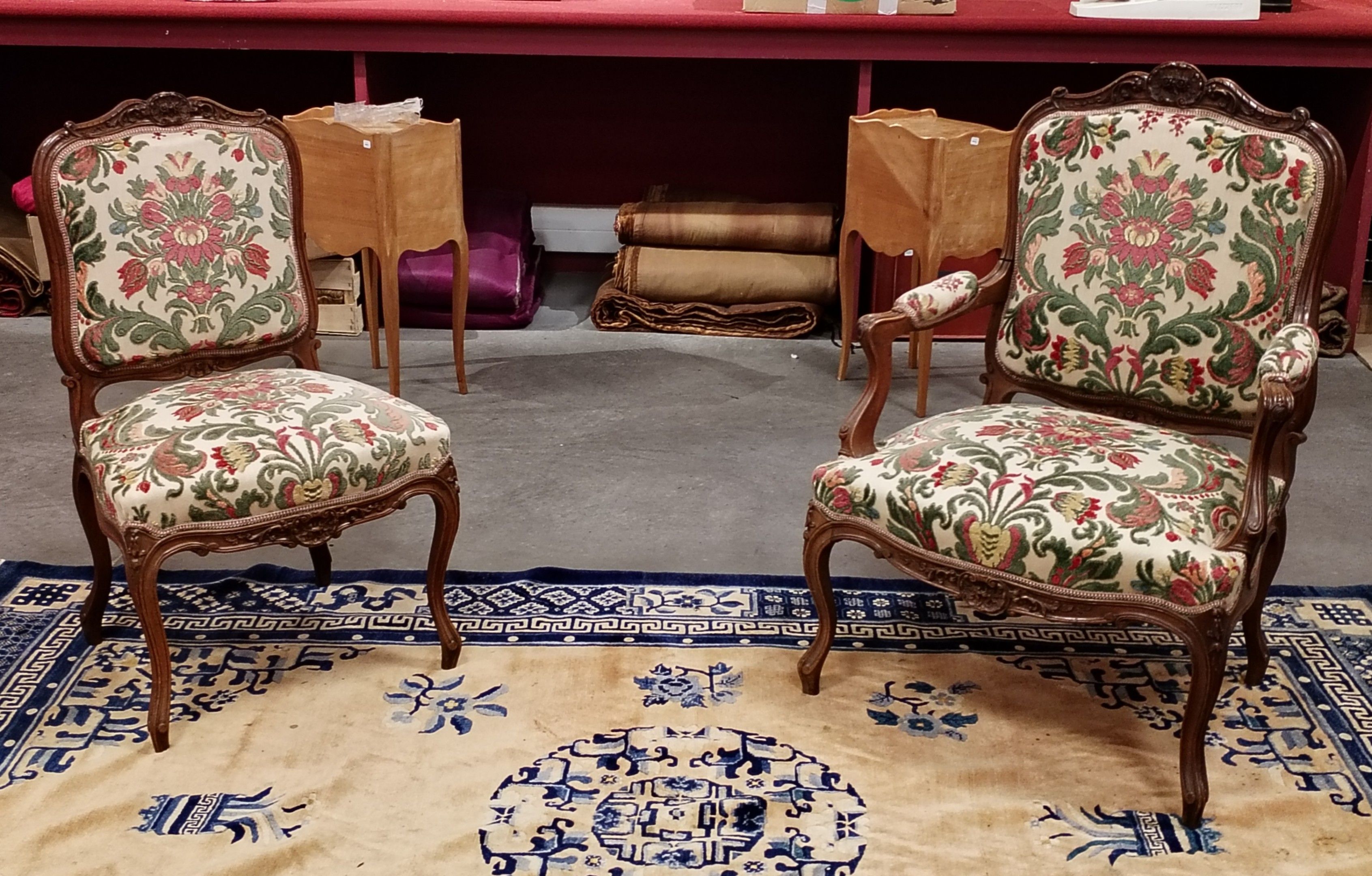 Fauteuil et chaise en noyer, mouluré et sculpté.