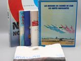 plusieurs livres sont empilés sur une table