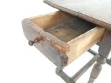une vieille table en bois avec un tiroir en dessous